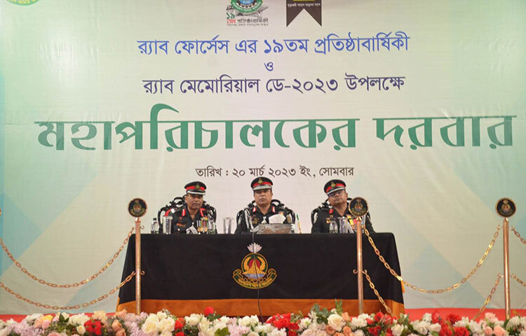 র‌্যাব মহাপরিচালক (ডিজি) অতিরিক্ত আইজিপি এম খুরশীদ হোসেন বলেছেন, র‌্যাবে কর্মরত অবস্থায় যারা শহীদ হয়েছেন বা সাধারণ মানুষ যারা র‌্যাবের সহায়তা চাইতে যাবেন তাদের সঙ্গে অবশ্যই ক্যাম্প কমান্ডার কথা বলবেন। আজ এলিট ফোর্স র‌্যাবের ১৯তম প্রতিষ্ঠাবার্ষিকী ও র‌্যাব মেমোরিয়াল ডে-২০২৩ উপলক্ষে র‌্যাব মহাপরিচালকের দরবার অনুষ্ঠিত হয়েছে। ছবি: জাগো নিউজ