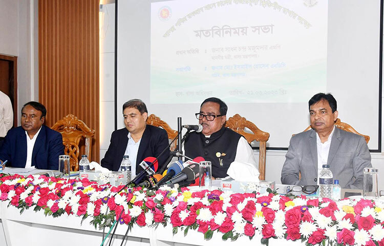 কৃত্রিম সংকট তৈরি করে চালের বাজার অস্থিতিশীল করলে তা বরদাস্ত করা হবে না বলে হুঁশিয়ারি দিয়েছেন খাদ্যমন্ত্রী সাধন চন্দ্র মজুমদার। আজ খাদ্য অধিদপ্তরের সম্মেলন কক্ষে আসন্ন পবিত্র রমজান মাসে চালের বাজার স্থিতিশীল রাখতে মিল মালিক ও চাল ব্যবসায়ীদের সঙ্গে মতবিনিময় সভায় এ হুঁশিয়ারি দেন মন্ত্রী। ছবি: জাগো নিউজ