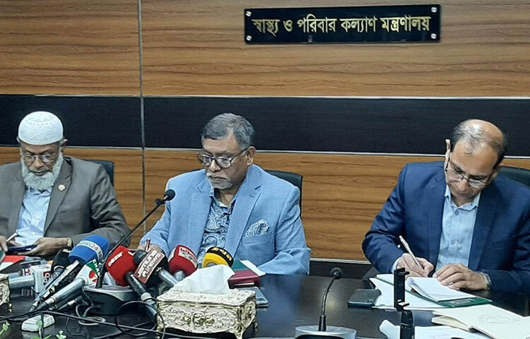 আগামী ৩০ মার্চ থেকে সরকারি হাসপাতালে প্রাতিষ্ঠানিক প্র্যাকটিস শুরু করবেন চিকিৎসকরা। প্রাথমিকভাবে ১০টি জেলা ও ২০টি উপজেলায় পাইলটিংভাবে এ চিকিৎসাসেবা দেওয়া হবে। বিকেল ৩টা থেকে ৬টা পর্যন্ত বৈকালিক এ চিকিৎসাসেবায় অধ্যাপক, সহযোগী অধ্যাপক, সিনিয়র কনসালটেন্টরাও রোগী দেখবেন। এজন্য ফি নির্ধারণ করে দেওয়া হয়েছে। ছবি: জাগো নিউজ