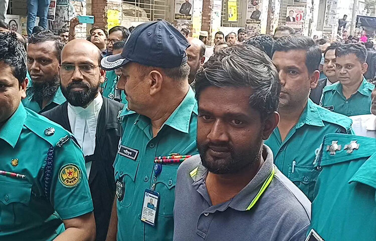 রাজধানীর রমনা মডেল থানার ডিজিটাল নিরাপত্তা আইনের মামলায় প্রথম আলোর সাংবাদিক শামসুজ্জামানের জামিন আবেদন নামঞ্জুর করে কারাগারে পাঠানোর আদেশ দিয়েছেন আদালত। আজ সকালে ঢাকার চিফ মেট্রোপলিটন ম্যাজিস্ট্রেট আদালতে হাজির করা হয় তাকে। ছবি: বিপ্লব দিক্ষিৎ