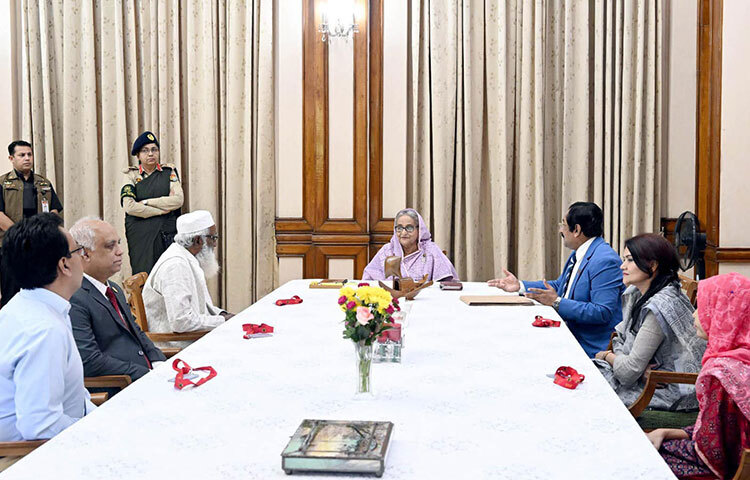 প্রধানমন্ত্রী শেখ হাসিনার সঙ্গে আজ গণভবনে বঙ্গবন্ধু শেখ মুজিব মেডিকেল বিশ্ববিদ্যালয়ের ভিসি অধ্যাপক ডা. শারফুদ্দীন আহমেদ এর নেতৃত্বে সফল কিডনি স্থাপন করা শামীমা ও কিডনি দানকারী মৃত সারার মা শবনম সুলতানা সাক্ষাত করেন। ছবি: ইয়াসিন কবির জয়