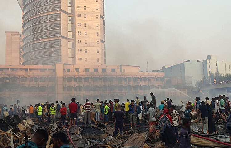 বঙ্গবাজারে লাগা আগুন প্রায় সাড়ে ছয় ঘণ্টা পর নিয়ন্ত্রণে আনা সম্ভব হয়েছে। ভোর ৬টা ১০ মিনিটে আগুন লাগে। দুপুর ১২টা ৩৬ মিনিটে আগুন নিয়ন্ত্রণে এসেছে। ছবি: মাহবুব আলম