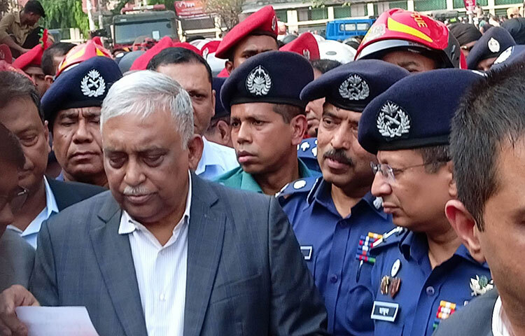 রাজধানীর ঝুঁকিপূর্ণ মার্কেটগুলো চিহ্নিত করে দ্রুত ব্যবস্থা নেওয়া হবে বলে জানিয়েছেন স্বরাষ্ট্রমন্ত্রী আসাদুজ্জামান খান কামাল। আজ বিকেল ৩টার দিকে অগ্নিকাণ্ডের ঘটনাস্থল পরিদর্শন শেষে সাংবাদিকদের এক প্রশ্নের জবাবে মন্ত্রী এসব কথা বলেন। ছবি: ইয়াসিন কবির জয়