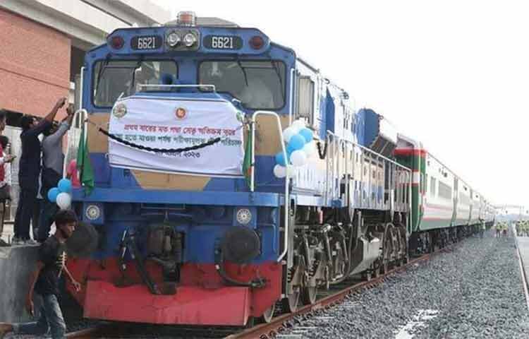 পদ্মা সেতুতে পরীক্ষামূলক যাত্রায় ব্যবহৃত চাইনিজ কোচ যুক্ত হচ্ছে বেনাপোল এক্সপ্রেসে। সদ্য আমদানি করা অত্যাধুনিক সুবিধা সম্বলিত এই বগি নিয়ে ১৮ এপ্রিল থেকে বেনাপোল-ঢাকা রুটে চলাচল করবে বেনাপোল এক্সপ্রেস। ছবি: জাগো নিউজ