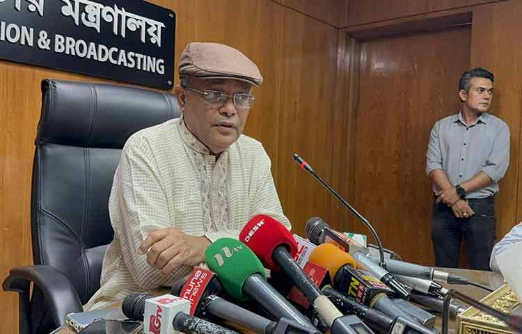 প্রতিবেশী দেশ ভারতের চেয়ে বাংলাদেশের সংবাদমাধ্যম অনেক বেশি স্বাধীনতা উপভোগ করে বলে মন্তব্য করেছেন আওয়ামী লীগের যুগ্ম সাধারণ সম্পাদক ও তথ্যমন্ত্রী ড. হাছান মাহমুদ। আজ দুপুরে তথ্য মন্ত্রণালয় সভাকক্ষে সমসাময়িক বিষয় নিয়ে সাংবাদিকদের সঙ্গে মতবিনিময়কালে তিনি এ মন্তব্য করেন। ছবি: ইসমাইল হোসেন রাসেল