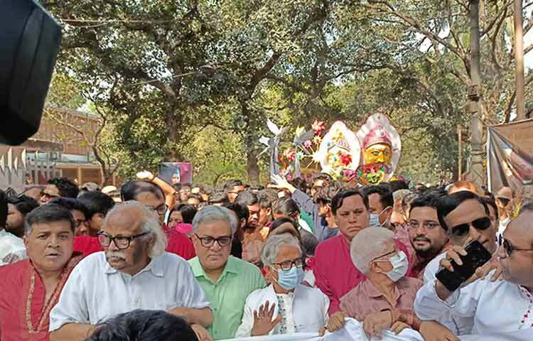 মঙ্গল শোভাযাত্রা ঘিরে যে আতঙ্ক ছিল, তার প্রতিবাদে মানুষ এতে স্বতঃস্ফূর্ত অংশগ্রহণ করেছে বলে মন্তব্য করেছেন ঢাকা বিশ্ববিদ্যালয়ের উপাচার্য অধ্যাপক ড. মো. আখতারুজ্জামান। আজ সকালে মঙ্গল শোভাযাত্রা শেষে সাংবাদিকদের সঙ্গে আলাপকালে এসব কথা বলেন তিনি। ছবি: মাহবুব আলম