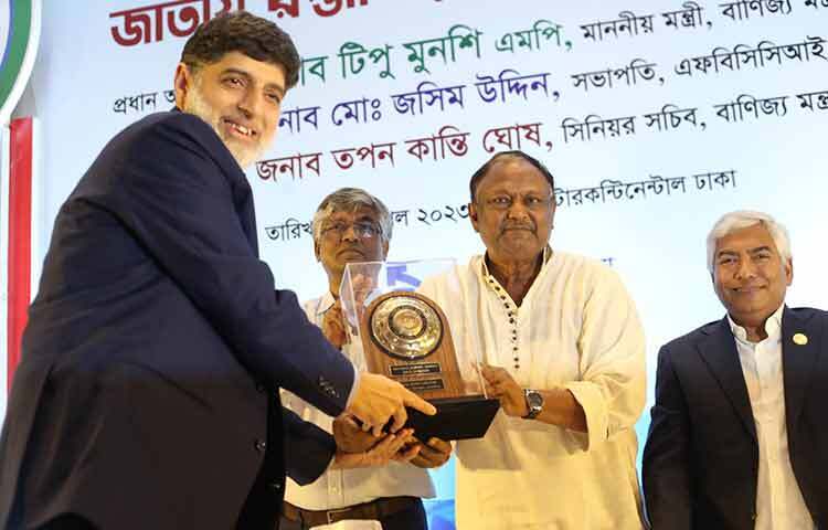 রপ্তানি বাণিজ্যে গুরুত্বপূর্ণ অবদান রাখায় সেরা রপ্তানিকারকের পুরস্কার পেয়েছে দেশের শীর্ষস্থানীয় শিল্পপ্রতিষ্ঠান প্রাণ-আরএফএল গ্রুপের পাঁচ প্রতিষ্ঠান। প্রাণ ডেইরির পক্ষে প্রাণ-আরএফএল গ্রুপের চেয়ারম্যান ও প্রধান নির্বাহী আহসান খান চৌধুরী বাণিজ্যমন্ত্রীর হাত থেকে পুরস্কার গ্রহণ করেন। ছবি: মাহবুব আলম