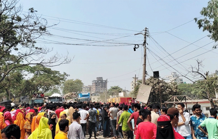 রাজধানীর মোহাম্মদপুরে বেড়িবাঁধ এলাকায় বেতনের দাবিতে সড়ক অবরোধ করে বিক্ষোভ করছেন পোশাক শ্রমিকরা। আজ দুপুর সাড়ে ১২টা থেকে বিক্ষোভে নামেন পোশাক শ্রমিকরা। ছবি: জাগো নিউজ