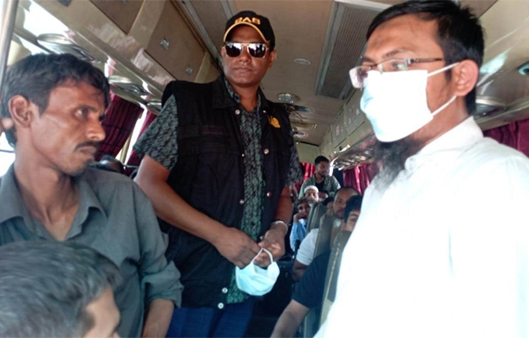 রাজধানীর যাত্রাবাড়ীতে অভিযান চালিয়েছে র‌্যাব। এসময় অতিরিক্ত ভাড়া আদায় এবং ফিটনেস ও রোড পারমিট না থাকায় বিভিন্ন গণপরিবহনকে ৪৫ হাজার ৫০০ টাকা জরিমানা করা হয়। আজ র‌্যাবের নির্বাহী ম্যাজিস্ট্রেট মো. মাজহারুল ইসলাম ও র‌্যাব-১০ এর একটি দল এ অভিযান চালায়। ছবি: রাসেল মাহমুদ