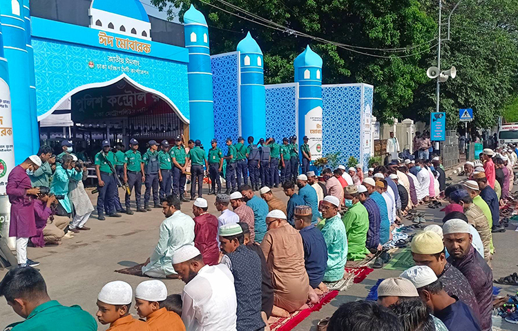জাতীয় ঈদগাহ ময়দানে বিপুল মুসল্লির অংশগ্রহণে ঈদুল ফিতরের প্রধান জামাত অনুষ্ঠিত হয়েছে। শনিবার (২২ এপ্রিল) সকাল সাড়ে ৮টায় ঈদের প্রথম জামাত অনুষ্ঠিত হয়। ছবি: বিপ্লব দিক্ষিৎ