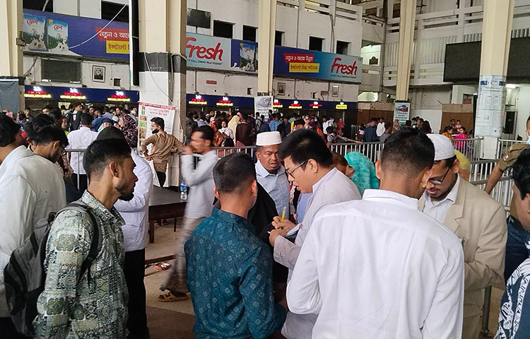ঈদের দ্বিতীয় দিনেও ট্রেনে ঘরমুখো মানুষের উপচেপড়া ভিড়। আজ সকাল থেকেই কমলাপুর স্টেশন মুখর হয়ে ওঠে মানুষের কোলাহলে। ঈদের প্রথমদিন পেরিয়ে গেলেও ঘরমুখো মানুষের ভিড় কমেনি। ছুটি উদযাপনে কেউ একা, কেউ বা সপরিবারে গ্রামের বাড়ির উদ্দেশে রওনা হচ্ছেন। ছবি: ইয়াসির আরাফাত