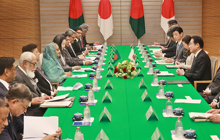 বঙ্গবন্ধুকন্যা প্রধানমন্ত্রী শেখ হাসিনা আজ জাপানের প্রধানমন্ত্রী ফুমিও কিশিদার সঙ্গে তার কার্যালয়ে শীর্ষ পর্যায়ের বৈঠকে অংশগ্রহণ করেন। ছবি: ইয়াসিন কবির জয়