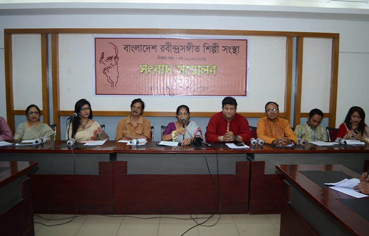 রবীন্দ্রনাথ ঠাকুরের ১৬২তম জন্মবার্ষিকী উপলক্ষে রবীন্দ্রসংগীত উৎসবের আয়োজন করা হচ্ছে। ১২ ও ১৩ মে এই দুদিন রাজধানীর সেগুন বাগিচায় আন্তর্জাতিক মাতৃভাষা ইনস্টিটিউট মিলনায়তনে ৩৪তম জাতীয় রবীন্দ্রসংগীত উৎসবের আয়োজন করা হবে। আজ জাতীয় প্রেস ক্লাবে এক সংবাদ সম্মেলনে এ তথ্য জানায় বাংলাদেশ রবীন্দ্রসংগীত শিল্পী সংস্থা। ছবি: বিপ্লব দিক্ষিৎ