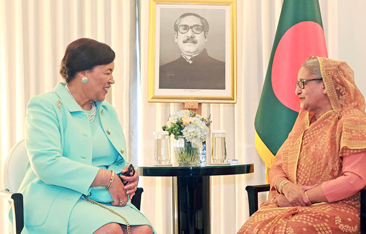 যুক্তরাজ্য সফররত প্রধানমন্ত্রী শেখ হাসিনার সঙ্গে আজ সকালে লন্ডনের ক্ল্যারিজ হোটেলের সভা কক্ষে কমনওয়েলথ সেক্রেটারি জেনারেল ব্যারনেস প্যাট্রিসিয়া স্কটল্যান্ড সৌজন্য সাক্ষাৎ করেন। ছবি: ইয়াসিন কবির জয়