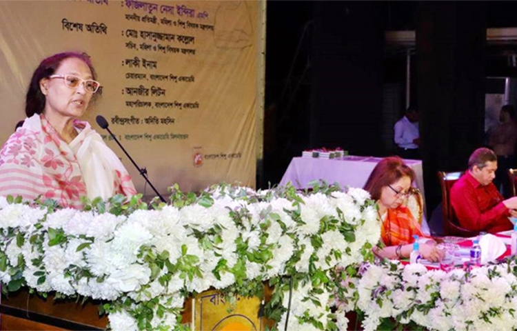 মহিলা ও শিশুবিষয়ক প্রতিমন্ত্রী ফজিলাতুন নেসা ইন্দিরা বলেছেন, রবীন্দ্রনাথের কবিতা-গান বাঙালির আন্দোলন, সংগ্রাম ও সংকটে প্রেরণার উৎস। আজ বাংলাদেশ শিশু একাডেমি মিলনায়তনে এক অনুষ্ঠানে বিশ্বকবি রবীন্দ্রনাথ ঠাকুরের ১৬২তম জন্মবার্ষিকী উদযাপন অনুষ্ঠানে প্রধান অতিথির বক্তব্যে তিনি একথা বলেন। ছবি: সংগৃহীত