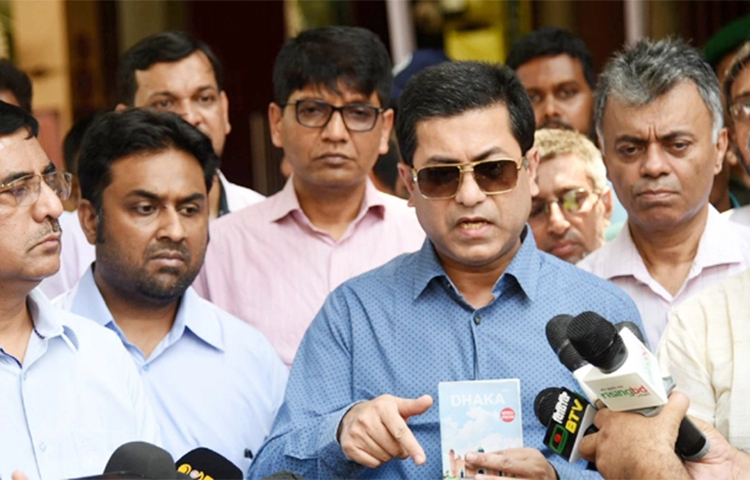 ঢাকা শহরকে একটি পর্যটকবান্ধব শহর হিসেবে গড়ে তুলতে ঐতিহ্য বলয় সৃষ্টি করার উদ্যোগ নেওয়া হয়েছে বলে জানিয়েছেন ঢাকা দক্ষিণ সিটি করপোরেশনের মেয়র শেখ ফজলে নূর তাপস। আজ দুপুরে ঐতিহ্য বলয়-৫ এর যাত্রাপথ পরিদর্শন শেষে সাংবাদিকদের সঙ্গে তাপস এ কথা বলেন। ছবি: জাগো নিউজ