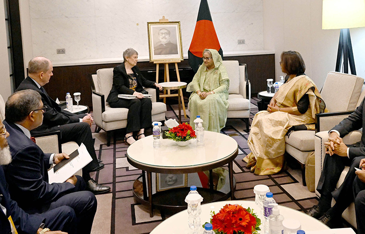 প্রধানমন্ত্রী শেখ হাসিনা বলেছেন, কোভিড মহামারী, ইউক্রেন যুদ্ধ এবং বৈশ্বিক সংকটের কারণে সৃষ্ট চ্যালেঞ্জ সত্ত্বেও জাতিসংঘের এসডিজি-৩ সহ টেকসই উন্নয়ন লক্ষ্যমাত্রা বাস্তবায়নে বাংলাদেশ প্রতিশ্রæতিবদ্ধ। আজ রাজধানীর একটি হোটেলে নিউজিল্যান্ডের সাবেক প্রধানমন্ত্রী ও চ্যাথাম হাউস কমিশনের কো-চেয়ার হেলেন ক্লার্ক তার সঙ্গে সৌজন্য সাক্ষাৎকালে প্রধানমন্ত্রী একথা বলেন। ছবি: ইয়াসিন কবির জয়