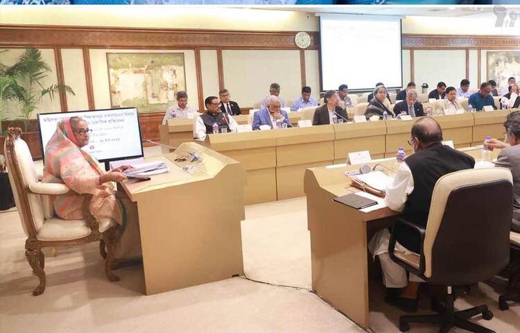 চলতি বছর জানুয়ারি থেকে মার্চ মাস পর্যন্ত মন্ত্রিসভায় নেওয়া সিদ্ধান্ত বাস্তবায়নের হার ৬৪ দশমিক ৮১ শতাংশ। মন্ত্রিসভা বৈঠকে গৃহীত সিদ্ধান্ত বাস্তবায়নের বিষয়ে ২০২৩ সালের প্রথম ত্রৈমাসিক (জানুয়ারি-মার্চ) প্রতিবেদন থেকে এ তথ্য জানা গেছে। আজ প্রধানমন্ত্রীর কার্যালয়ে মন্ত্রিসভা বৈঠকে এ প্রতিবেদন উপস্থাপন করা হয়। প্রধানমন্ত্রী শেখ হাসিনা বৈঠকে সভাপতিত্ব করেন। বৈঠক শেষে মন্ত্রিপরিষদ সচিব মো. মাহবুব হোসেন এ তথ্য জানান। ছবি: সংগৃহীত