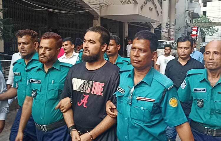 সাংস্কৃতিক অনুষ্ঠানে গান গাইতে না গিয়ে এক লাখ ৭২ হাজার টাকা প্রতারণার মাধ্যমে আত্মসাতের অভিযোগের মামলায় সংগীতশিল্পী মাইনুল আহসান নোবেলের একদিনের রিমান্ড মঞ্জুর করেছেন আদালত। আজ তাকে আদালত হাজির করা হয়। ছবি: জাহাঙ্গীর আলম