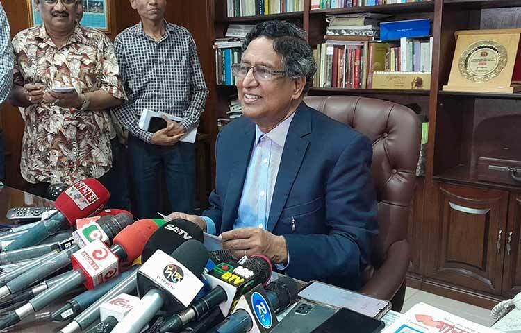 আমেরিকা আর নিষেধাজ্ঞা দেবে না, তারা বাস্তবতা বুঝবে বলে আশা প্রকাশ করেছেন কৃষিমন্ত্রী মো. আব্দুর রাজ্জাক। আজ সচিবালয়ে নিজ দপ্তরে সাংবাদিকদের সঙ্গে আলাপকালে প্রশ্নের জবাবে মন্ত্রী এ কথা জানান। ছবি: মাসুদ রানা