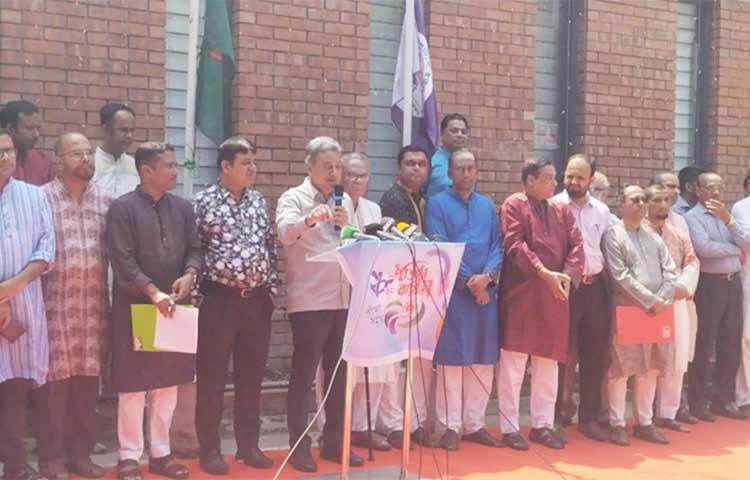 গাজীপুর সিটি করপোরেশন নির্বাচনের মাধ্যমে সরকার সুষ্ঠু নির্বাচন দেখানোর চেষ্টা করেছে বলে মন্তব্য করেছেন বিএনপির স্থায়ী কমিটির সদস্য আমীর খসরু মাহমুদ চৌধুরী। তিনি বলেন, গাজীপুরের নির্বাচন নিয়ে অনেক কথা বলা যায়। একটা সুষ্ঠু নির্বাচন দেখাতে হবে, তাই গাজীপুরে সরকার সেটা দেখিয়েছে। আজ ঢাকা রিপোর্টার্স ইউনিটির (ডিআরইউ) ২৮তম প্রতিষ্ঠাবার্ষিকীর অনুষ্ঠানে তিনি এ কথা বলেন। ছবি: জাগো নিউজ