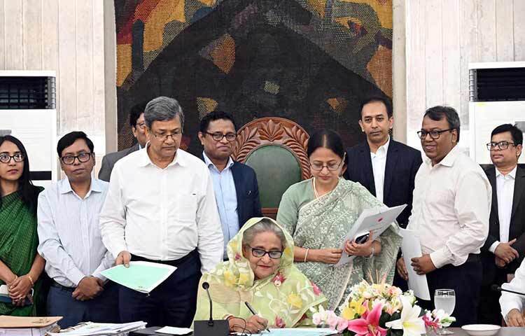 প্রধানমন্ত্রী শেখ হাসিনা আজ দুপুরে জাতীয় সংসদ ভবনের মন্ত্রিসভা কক্ষে মন্ত্রিসভার বিশেষ বৈঠকে ২০২৩-২০২৪ অর্থবছরের অর্থবিলে স্বাক্ষর করেন। ছবি: ইয়াসিন কবির জয়