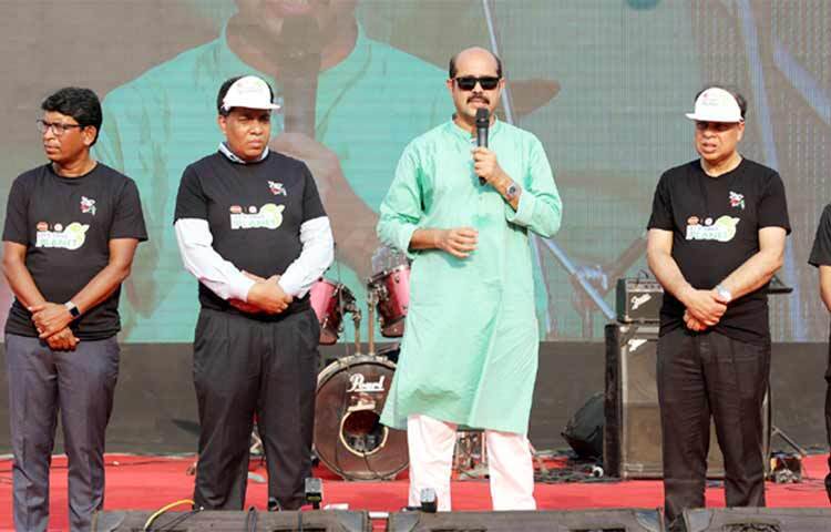 প্লাস্টিক বর্জ্য সংগ্রহে ‘লেটস সেভ দ্য প্ল্যানেট’ ক্যাম্পেইনের আয়োজন করায় দেশের শীর্ষ শিল্প গ্রুপ প্রাণ-আরএফএলকে ধন্যবাদ জানিয়েছেন ঢাকা উত্তর সিটি করপোরেশনের (ডিএনসিসি) মেয়র মো. আতিকুল ইসলাম। তিনি বলেন, ‘এমন কর্মসূচির মাধ্যমে জনসচেতনতা বাড়বে। মানুষ যত্রতত্র প্লাস্টিক ফেলবে না। পরিবেশ দূষণও কমে আসবে।’ ছবি: জাগো নিউজ