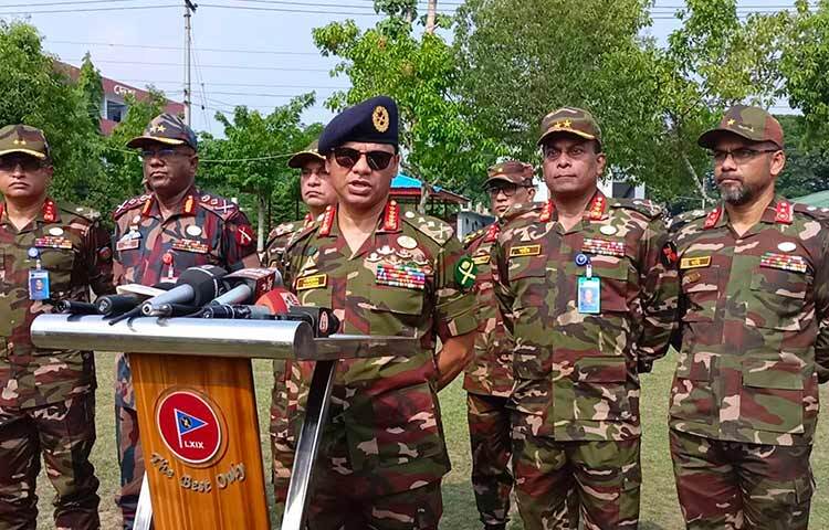 পাহাড়ি সন্ত্রাসী সংগঠন কুকি-চিন ন্যাশনাল ফ্রন্টের (কেএনএফ) বিষয়ে সেনাপ্রধান জেনারেল এস এম শফিউদ্দিন আহমেদ বলেছেন, আমরা শান্তিপূর্ণভাবে সবকিছুর সমাধান চাই। আজ দুপুরে পার্বত্য চট্টগ্রামের বান্দরবান রিজিয়ন পরিদর্শনে এসে সাংবাদিকদের এক প্রশ্নের জবাবে সেনাপ্রধান এ কথা বলেন। ছবি: জাগো নিউজ