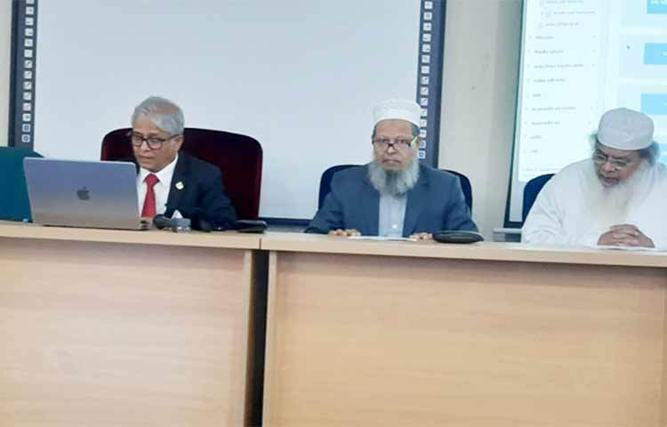 ঢাকা বিশ্ববিদ্যালয়ের ‘ব্যবসায় শিক্ষা ইউনিট’ এর আন্ডারগ্র্যাজুয়েট প্রোগ্রামে ভর্তি পরীক্ষার ফল প্রকাশ করা হয়েছে। আজ দুপুর ১টায় প্রধান অতিথি হিসেবে উপস্থিত থেকে প্রশাসনিক ভবনের অধ্যাপক আব্দুল মতিন চৌধুরী ভার্চুয়াল ক্লাসরুমে এ ফল প্রকাশ করেন বিশ্ববিদ্যালয়ের উপাচার্য অধ্যাপক ড. মো. আখতারুজ্জামান। ছবি: জাগো নিউজ