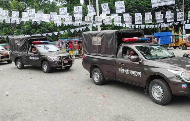 বরিশাল সিটি করপোরেশন (বিসিসি) নির্বাচনে সব ধরনের অপ্রীতিকর ঘটনা এড়াতে নগরীতে ১০ প্লাটুন বিজিবি মোতায়েন করা হয়েছে। শনিবার (১০ জুন) দুপুরে ১০ প্লাটুন বিজিবি নগরীতে পৌঁছায়। ছবি: শাওন খান