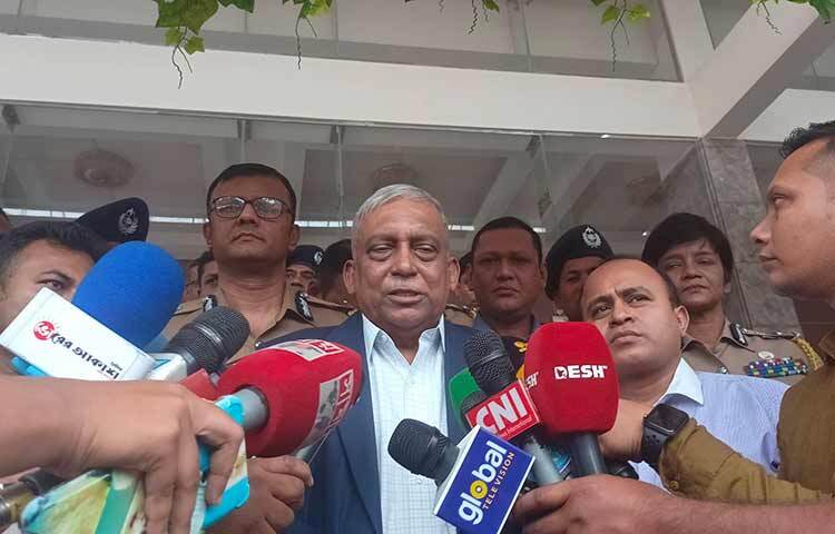 নিবন্ধনহীন জামায়াত কীভাবে সমাবেশের অনুমতি পেল, তা স্বরাষ্ট্র মন্ত্রণালয়ই বলতে পারবে। আজ বিকেল সাড়ে ৩টায় রাজারবাগ পুলিশ লাইন্সে হাইওয়ে পুলিশের ১৮তম প্রতিষ্ঠাবার্ষিকীর অনুষ্ঠান শেষে তিনি এসব কথা বলেন। ছবি: জাগো নিউজ