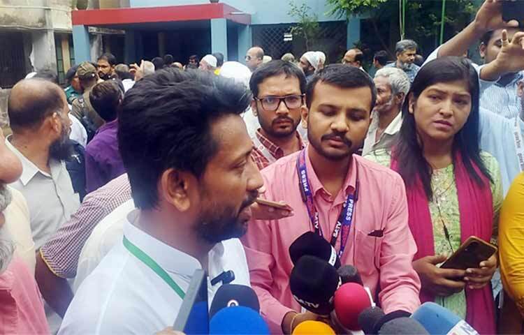 বরিশাল সিটি করপোরেশন নির্বাচনে এজেন্টদের ঢুকতে না দেওয়ার অভিযোগ করেছেন টেবিল ঘড়ি প্রতীকের স্বতন্ত্রপ্রার্থী কামরুল আহসান রুপন। আজ সকাল সাড়ে ৯টায় তিনি এ অভিযোগ করেন। ছবি: শাওন খান