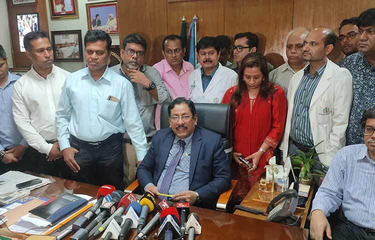 বঙ্গবন্ধু শেখ মুজিব মেডিকেল বিশ্ববিদ্যালয়ে উদ্ভূত পরিস্থিতি সমাধানে প্রয়োজনে প্রধানমন্ত্রীর কাছে যাবেন বলে জানিয়েছেন উপাচার্য অধ্যাপক ডা. শারফুদ্দিন আহমেদ। আজ শিক্ষার্থীদের সঙ্গে আলোচনা শেষে তিনি সাংবাদিকদের এ কথা বলেন। ছবি: আবদুল্লাহ আল মিরাজ