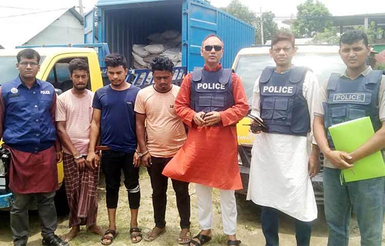 ব্রাহ্মণবাড়িয়ার কসবা সীমান্ত দিয়ে অবৈধ পথে ভারত থেকে আসা ১০ হাজার ৭৫০ কেজি (১১ টন) চিনি জব্দ করেছে পুলিশ। আজ দুপুরে উপজেলার কুটি ইউনিয়নের কাঠেরপুল এলাকায় অভিযান চালিয়ে একটি কাভার্ডভ্যান ও দুটি পিকআপে তল্লাশি করে এসব চিনিসহ তাদের আটক করা হয়। ছবি: আবুল হাসনাত মো. রাফি