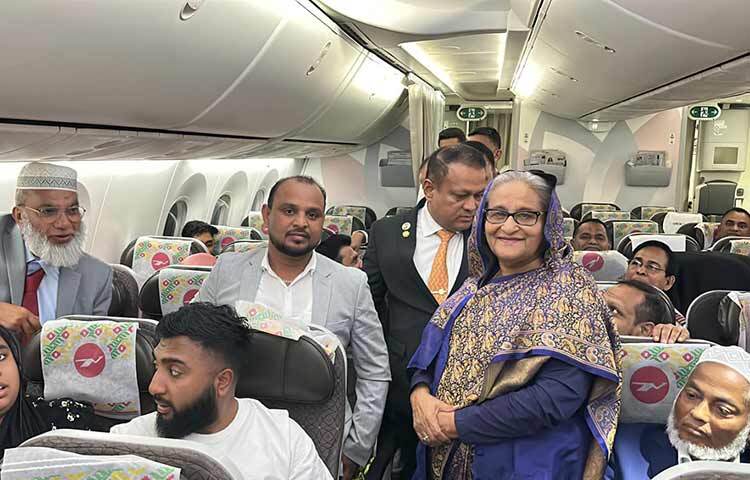 বিমানে প্রধানমন্ত্রীকে কাছে পেয়ে যাত্রীদের অনেকে আবেগাপ্লুত হন। কুশল বিনিময়ের পাশাপাশি যাত্রীদের অনেকে প্রানমন্ত্রীর কাছে তাদের বিভিন্ন সুবিধা-অসুবিধার কথা বলেন। প্রধানমন্ত্রী মনোযোগ দিয়ে শোনেন এবং সমাধানের আশ্বাস দেন। ছবি: ইয়াসিন কবির জয়