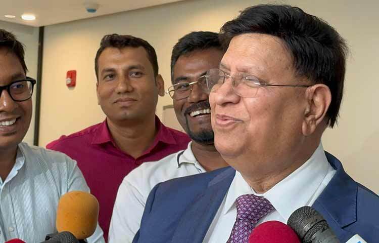 ভারতের প্রধানমন্ত্রী নরেন্দ্র মোদীর আসন্ন যুক্তরাষ্ট্র সফরে দেশটির প্রেসিডেন্ট জো বাইডেনের সঙ্গে বৈঠকে কোন কোন বিষয় আলোচনায় গুরুত্ব পাবে, তা নিয়ে বাংলাদেশের ওকালতি করার দরকার নেই বলে জানিয়েছেন পররাষ্ট্রমন্ত্রী ড. এ কে আব্দুল মোমেন। সোমবার (১৯ জুন) বিকেলে পররাষ্ট্র মন্ত্রণালয়ে সাংবাদিকদের প্রশ্নের জবাবে তিনি এ কথা বলেন। ছবি: ইসমাইল হোসেন রাসেল