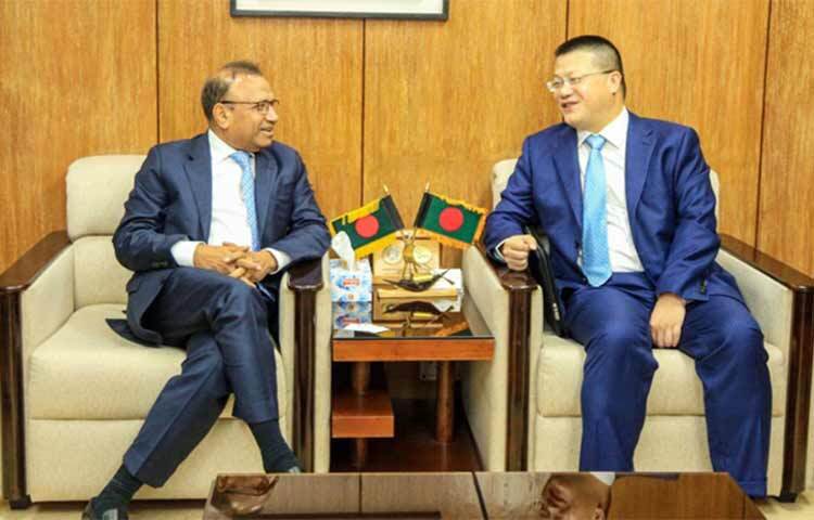 আধিপত্যবাদের বিরুদ্ধে প্রধানমন্ত্রী শেখ হাসিনার লড়াইকে চীন সবসময় সম্মান করে বলে জানিয়েছেন ঢাকায় নিযুক্ত দেশটির রাষ্ট্রদূত ইয়াও ওয়েন। আজ স্থানীয় সরকারমন্ত্রী মো. তাজুল ইসলামের সঙ্গে সৌজন্য সাক্ষাৎ করেন চীনের রাষ্ট্রদূত ইয়াও ওয়েন। এ সময় এসব কথা বলেন চীনা রাষ্ট্রদূত। ছবি: জাগো নিউজ