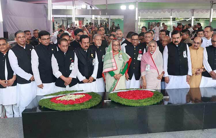 আজ আওয়ামী লীগের প্রতিষ্ঠাবার্ষিকীতে ধানমন্ডি ৩২ নম্বরে জাতির পিতা বঙ্গবন্ধু শেখ মুজিবুর রহমানের প্রতি শ্রদ্ধা জানান আওয়ামী লীগের সভাপতি ও প্রধানমন্ত্রী শেখ হাসিনা। ছবি: ইয়াসিন কবির জয়