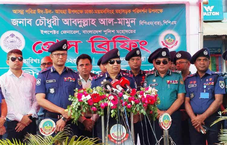 বাংলাদেশ পুলিশের আইজি চৌধুরী আব্দুল্লাহ আল-মামুন বলেছেন, রোজার ঈদে যে নিরাপত্তা ব্যবস্থা ছিল সেটা মাথায় রেখে এবারও সাজিয়েছি। আজ দুপুরে গাজীপুর মহানগরীর চান্দনা চৌরাস্তায় আসন্ন ঈদুল আজহা উপলক্ষে ঢাকা-ময়মনসিংহ মহাসড়ক পরিদর্শনে এসে প্রেস ব্রিফিংয়ে এসব কথা বলেন আইজিপি। ছবি: জাগো নিউজ