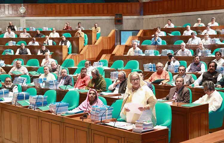 সংসদনেতা প্রধানমন্ত্রী শেখ হাসিনা আজ একাদশ জাতীয় সংসদের ২৩তম অধিবেশনে বাজেট আলোচনায় বক্তব্য রাখেন। ছবি: ইয়াসিন কবির জয়