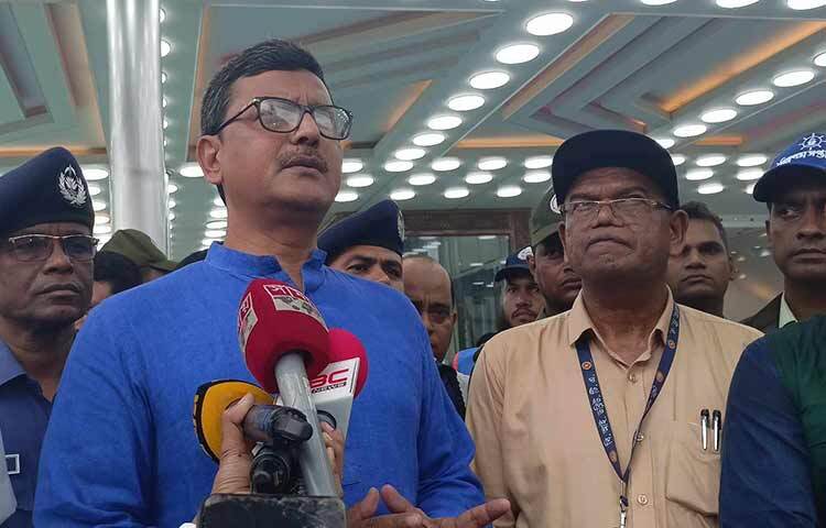 নৌপরিবহন প্রতিমন্ত্রী খালিদ মাহমুদ চৌধুরী বলেছেন, দক্ষিণাঞ্চলের মানুষ ঈদে সবচেয়ে বেশি যাতায়াত করতেন লঞ্চে। কিন্তু পদ্মা সেতু চালু হওয়ার পর লঞ্চের যাত্রী সংখ্যা কমেছে। আজ সকাল সাড়ে ১১ টায় রাজধানীর সদরঘাট লঞ্চ টার্মিনাল পরিদর্শন শেষে সাংবাদিকদের এ কথা বলেন নৌ প্রতিমন্ত্রী। ছবি: জাগো নিউজ