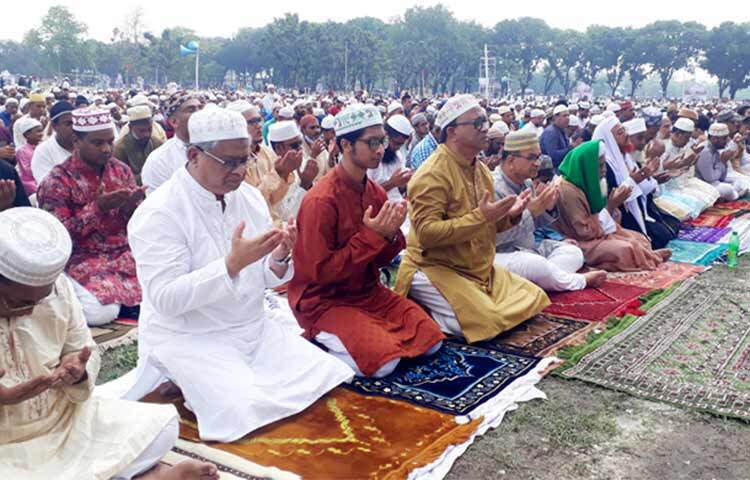 দিনাজপুরের ঐতিহাসিক গোর-এ শহীদ ময়দানে এবার একসঙ্গে প্রায় দুই লাখ মুসল্লি ঈদুল আজহার নামাজ আদায় করেছেন। শান্তিপূর্ণভাবে বৃহৎ এ জামাতে নামাজ আদায় করতে পেরে খুশি দিনাজপুরসহ দেশের বিভিন্ন স্থান থেকে আগত মুসল্লিরা। ছবি: জাগো নিউজ