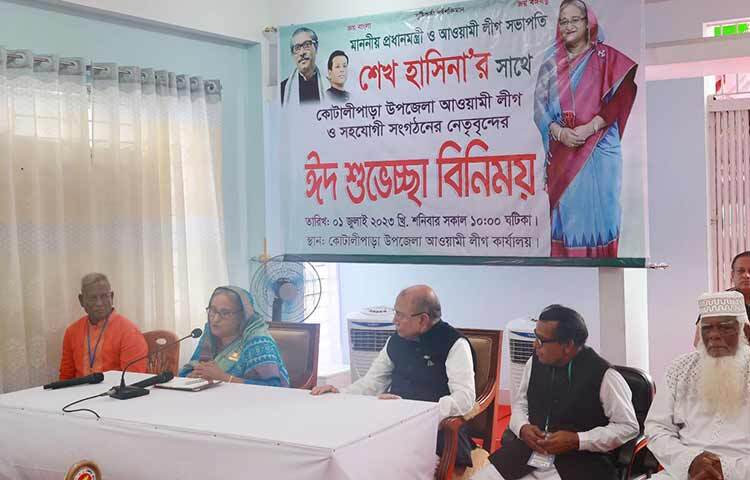 প্রধানমন্ত্রী ও আওয়ামী লীগ সভাপতি শেখ হাসিনা আজ আগামী নির্বাচনে তার দলের নির্বাচনী প্রতীক ‘নৌকা’য় ভোট চেয়েছেন। তিনি বলেন, আওয়ামী লীগ দেশের স্বাধীনতা এনেছে, এ দেশের অর্থনৈতিক মুক্তি।’ প্রধানমন্ত্রী কোটালীপাড়া উপজেলা আওয়ামী লীগ অফিসে স্থানীয় জনপ্রতিনিধি ও সাধারণ মানুষের সঙ্গে শুভেচ্ছা বিনিময় কালে একথা বলেন। ছবি: ইয়াসিন কবির জয়