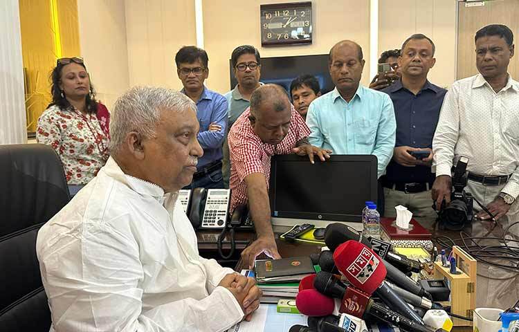 এবার ঈদুল আজহায় সারা বাংলাদেশেই আইনশৃঙ্খলা পরিস্থিতি স্বাভাবিক ছিল বলে জানিয়েছেন স্বরাষ্ট্রমন্ত্রী আসাদুজ্জামান খান কামাল। আজ দুপুরে সচিবালয়ে সাংবাদিকদের সঙ্গে মতবিনিময়কালে তিনি একথা বলেন। ছবি: ইসমাইল হোসেন রাসেল