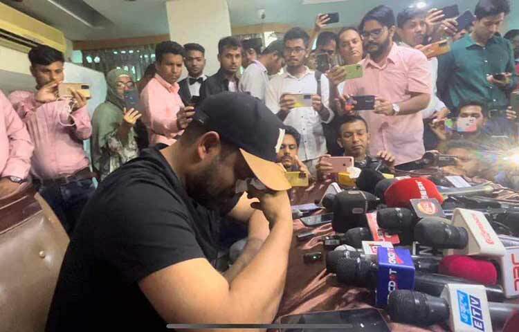 শুধু ওয়ানডে অধিনায়কের পদ কিংবা ওয়ানডে ক্যারিয়ার থেকে নয়, আন্তর্জাতিক ক্রিকেট থেকেই অবসরের ঘোষণা দিলেন তামিম ইকবাল। আজ দুপুরে নিজ শহর চট্টগ্রামের টাওয়ার ইন হোটেলে এক সংবাদ সম্মেলনে তামিম এ ঘোষণা দেন। ছবি: সংগৃহীত