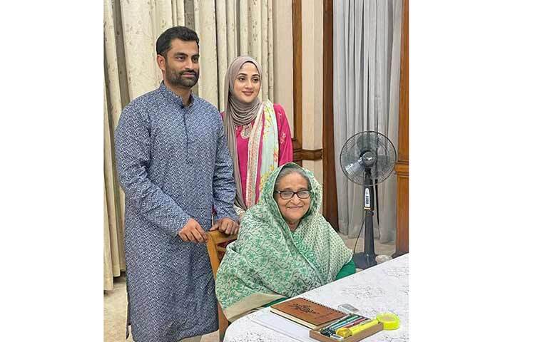 আজ বিকেলে গণভবনে প্রধানমন্ত্রী শেখ হাসিনার ডাকে যান তামিম ইকবাল। সঙ্গে ছিলেন তার স্ত্রী আয়েশা সিদ্দিকী, বোর্ড প্রেসিডেন্ট নাজমুল হাসান পাপন ও জাতীয় ক্রিকেট দলের সাবেক অধিনায়ক মাশরাফি বিন মর্তুজা। ছবি: ইয়াসিন কবির জয়