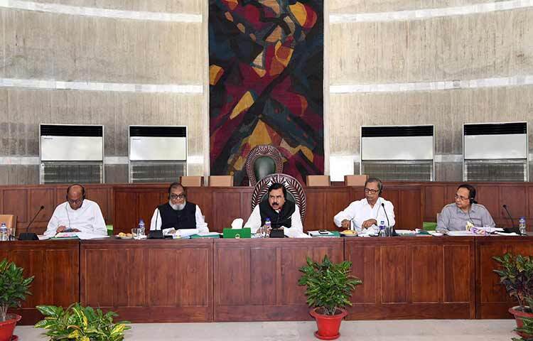 বীর মুক্তিযোদ্ধাদের নামে রাস্তা, ব্রিজ-কালভার্ট, সামাজিক প্রতিষ্ঠান ইত্যাদি নামকরণের ক্ষেত্রে উপজেলা পর্যায়ে পাঁচ সদস্যবিশিষ্ট কমিটি গঠন করার সুপারিশ করেছে মুক্তিযুদ্ধবিষয়ক মন্ত্রণালয় সম্পর্কিত সংসদীয় স্থায়ী কমিটি। আজ সংসদ ভবনে একাদশ জাতীয় সংসদের ‘মুক্তিযুদ্ধ বিষয়ক মন্ত্রণালয় সম্পর্কিত স্থায়ী কমিটির ৩৬তম বৈঠক অনুষ্ঠিত হবে। এতে সভাপতিত্ব করেন কমিটির সভাপতি শাজাহান খান। ছবি: ইসমাইল হোসেন রাসেল