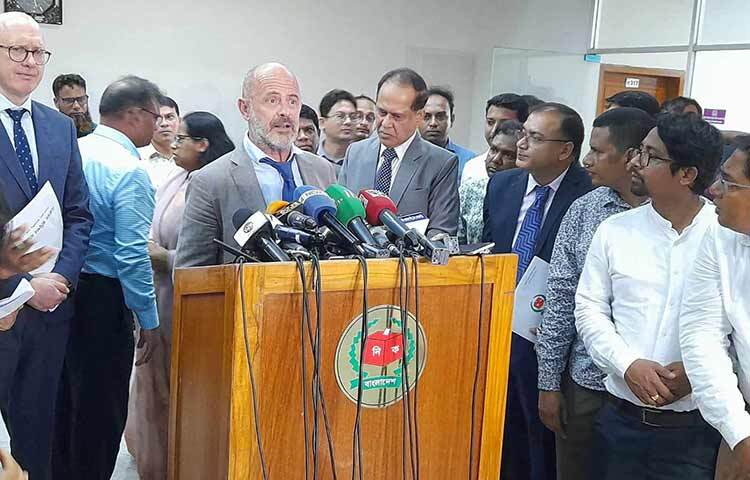 বৈঠক শেষে ব্রিফ করছেন ইইউ’র নির্বাচন পর্যবেক্ষণ বিশেষজ্ঞ চেলেরি রিকার্ডো। আজ রাজধানীর আগারগাঁওয়ে নির্বাচন ভবনে ইউরোপীয় ইউনিয়নের প্রাক-নির্বাচনী অনুসন্ধানী দল নির্বাচন কমিশনের সঙ্গে ঘণ্টাব্যাপী বৈঠক শেষে এ ব্রিফ করেন চেলেরি রিকার্ডো। ছবি: জাগো নিউজ