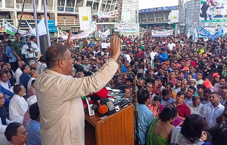 বিএনপির এক দফা বেলুনের মতো ফুটে যাবে বলে মন্তব্য করেছেন আওয়ামী লীগের যুগ্ম সাধারণ সম্পাদক তথ্য ও সম্প্রচারমন্ত্রী ড. হাছান মাহমুদ। আজ রাজধানীর বায়তুল মোকাররমের দক্ষিণ গেটে আওয়ামী লীগের শান্তি সমাবেশে তিনি এ কথা বলেন। ছবি: জাগো নিউজ