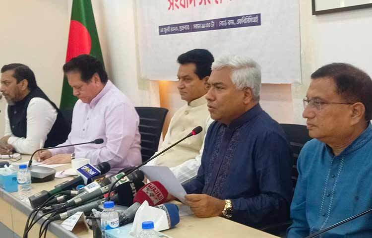 স্মার্ট বাংলাদেশ তৈরিতে বেসরকারি খাতের অবদান ও বর্তমান অর্থনৈতিক প্রেক্ষাপটে করণীয় বিষয়ে ব্যবসায়ী সম্মেলন আয়োজন করতে যাচ্ছে দেশের ব্যবসায়ীদের শীর্ষ সংগঠন ফেডারেশন অব বাংলাদেশ চেম্বারস অব কমার্স অ্যান্ড ইন্ডাস্ট্রি। এ সম্মেলনে বক্তব্য দেবেন প্রধানমন্ত্রী শেখ হাসিনা। আজ মতিঝিলে এফবিসিসিআই ভবনে সংবাদ সম্মেলনে এ বিষয়ে বিস্তারিত তুলে ধরেন এফবিসিসিআই সভাপতি মো. জসিম উদ্দিন। ছবি: জাগো নিউজ